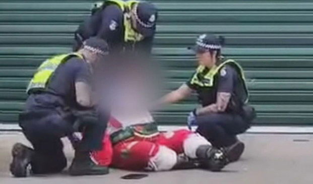 “圣诞老人”在墨尔本被抓了！当街袭警被喷辣椒水，现场惨叫声不断，视频抖音疯传（视频/图） - 3