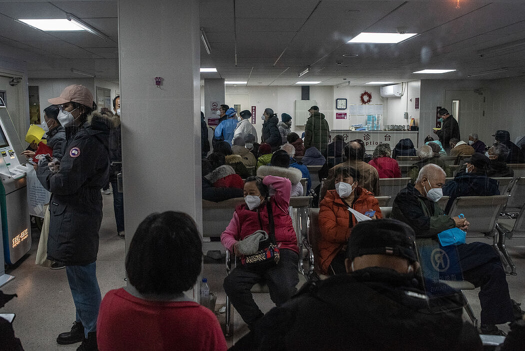 北京一家诊所的候诊室。新冠病例的激增正给该国的医疗资源带来威胁。