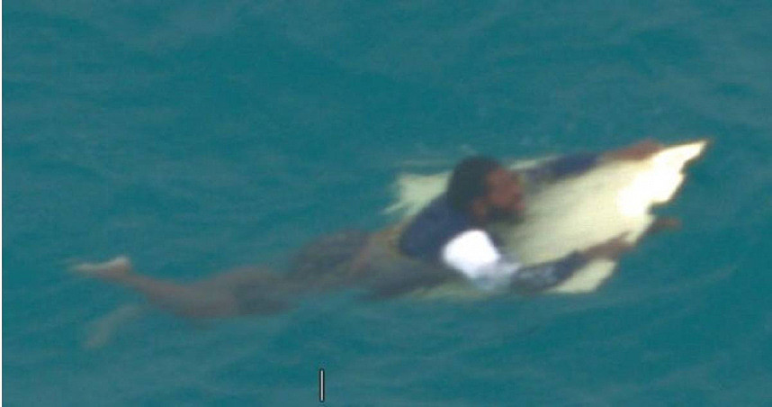 没救生设备在鲨鱼水域漂浮20小时澳洲幸运男靠「一块碎片」死撑获救