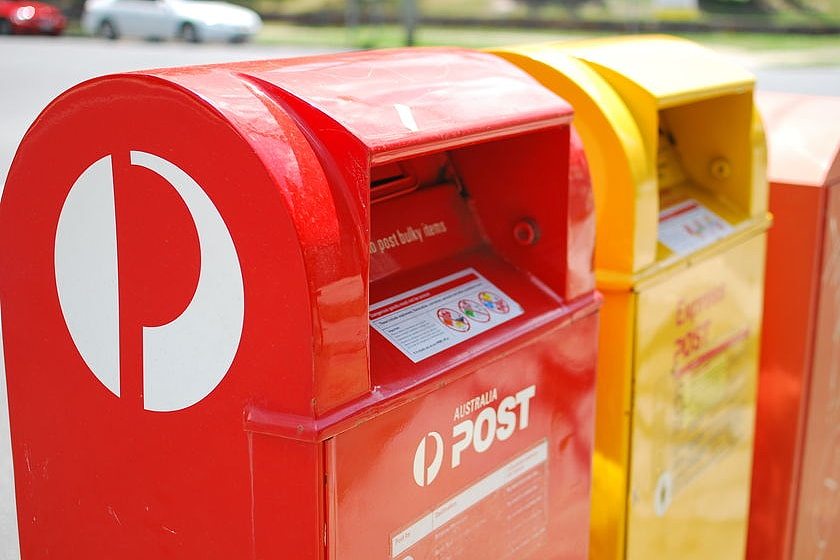 澳大利亚邮政的邮筒伫立在路旁