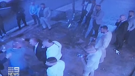 悉尼婚礼上演大乱斗！宾客在街头互殴，场面一片混乱，有人被捅伤送医（视频/组图） - 3