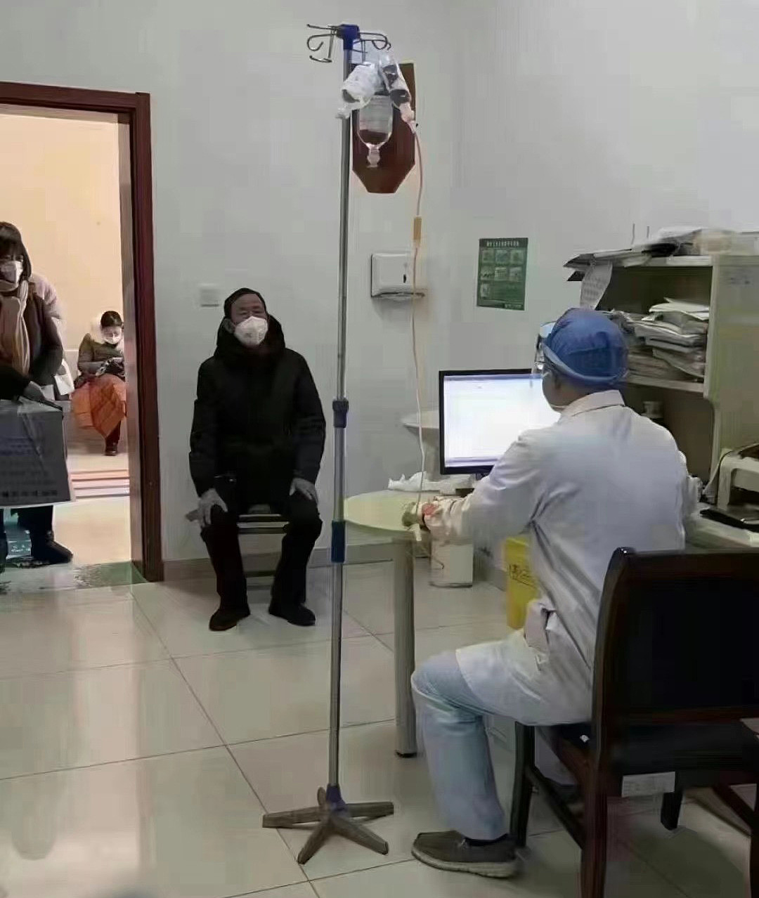 网传中国内部通报20天2.48亿人感染，发热门诊求诊者人满为患。（网上截图/古亭提供）