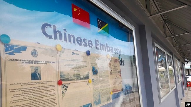 2022年4月2日，在所罗门群岛霍尼亚拉的中国大使馆外的图片展示栏。