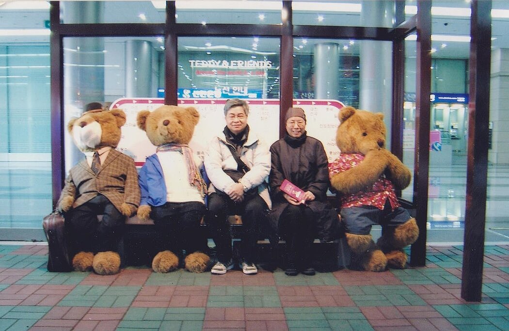 西西与作家何福仁以及大泰迪熊在首尔。