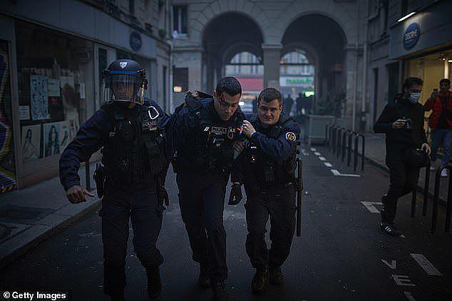 法国69岁老头搅乱巴黎！开枪致仨库尔德人殒命，随后街头火光冲天（组图） - 5