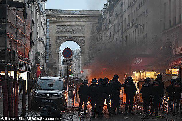 法国69岁老头搅乱巴黎！开枪致仨库尔德人殒命，随后街头火光冲天（组图） - 6