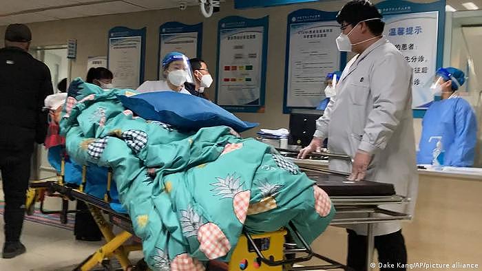 中国放弃清零政策后，世卫组织就未能取得最新的住院数据，图为河北省的一间医院的急诊
