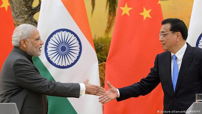 印度总理莫迪（左）和中国总理李克强2015年在北京人民大会堂参与联合新闻发布会（资料照片）