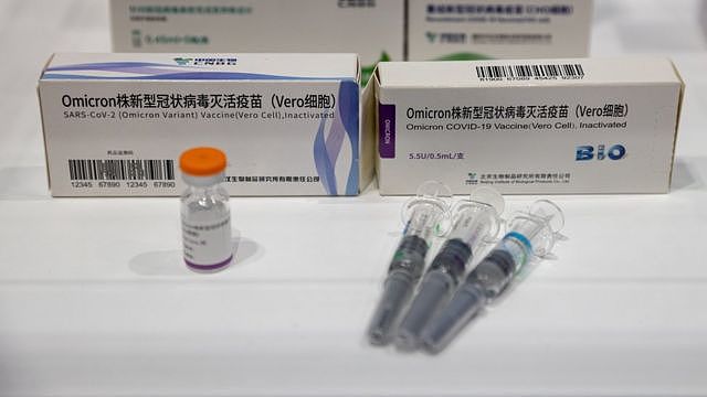 在香港一场展览上展出的国药新冠疫苗（14/12/2022）