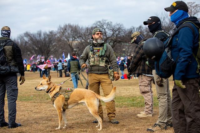 美国华盛顿国会山庄外一名“誓言守护者”拖着狗儿在观望四周（6/1/2021）
