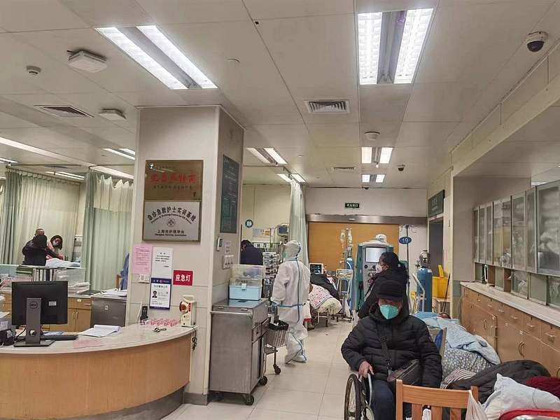 上海长海医院急诊大楼内，近日就诊量远高于本轮疫情之前。 （取材自澎湃新闻）