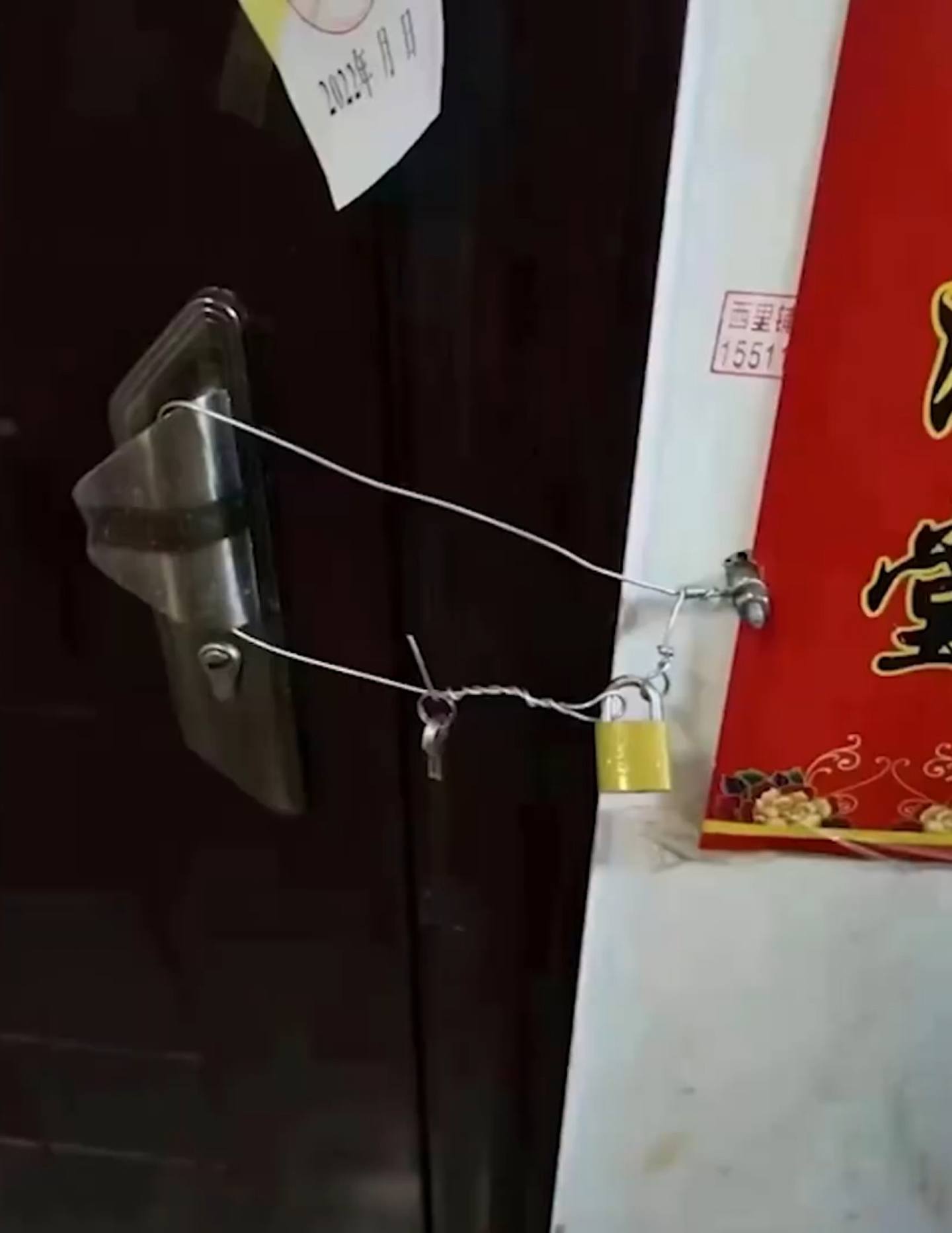 河北遷安市政府曾強制居民上交鎖匙，以將居民反鎖屋中實施統一封控。（影片截圖）