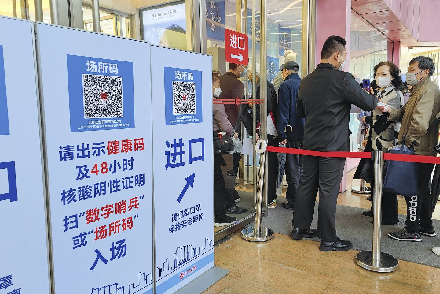 上海率先宣布加強「來滬返滬人員」健康管理，規定抵滬不滿5日者，禁止進入餐廳、酒吧、商場等公共場所。（視覺中國）