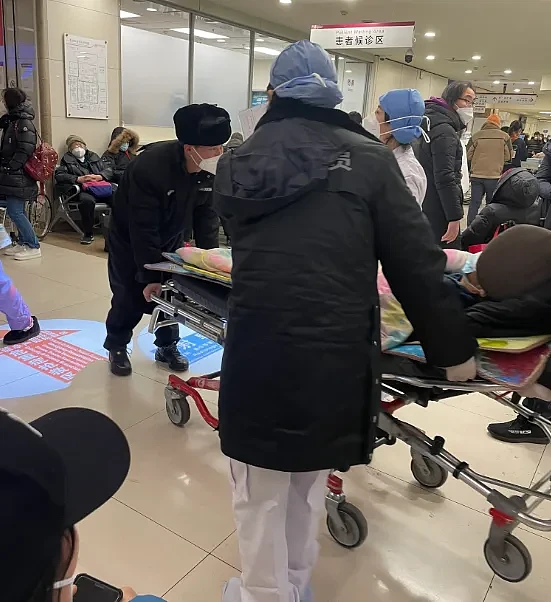 北京医院现在插座不足，再加上缺血，医疗系统不堪负荷。 图: 翻摄自Anouk Eigenraam 推特
