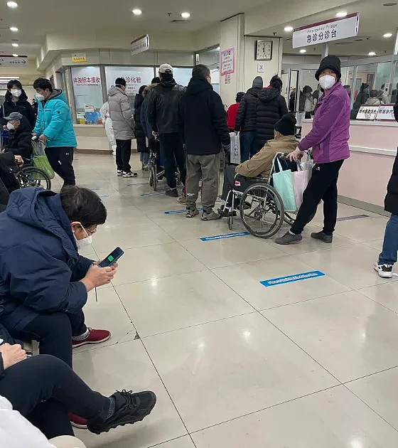 北京医院被发烧、确诊患者挤的水泄不通。 图: 翻摄自Anouk Eigenraam 推特
