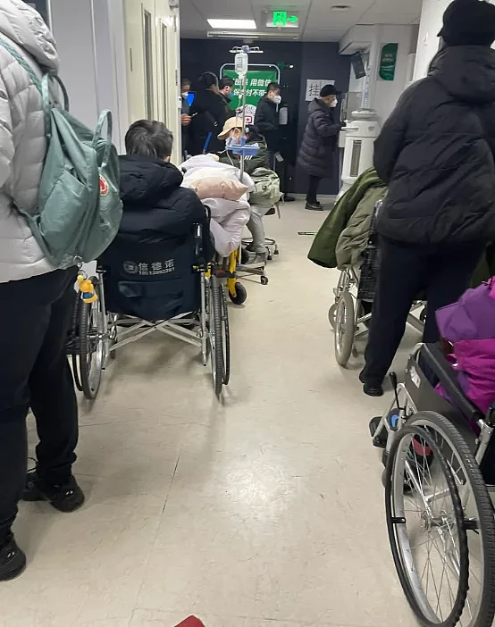 因为北京医院床位不足，病患只能在走廊上打点滴等待。 图: 翻摄自Anouk Eigenraam 推特