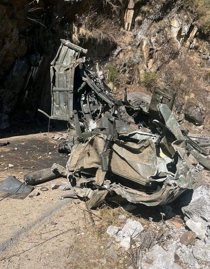 印军增兵中印边境出车祸，16名印军滚落山沟阵亡，运兵车摔成碎片（组图） - 3