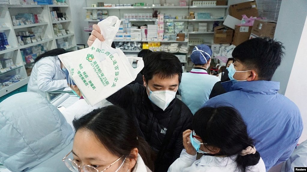 杭州一家药店，人们排队购买新冠病毒抗原检测试剂盒.