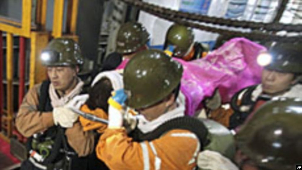资料照片：中国的救援人员正在救助一个采矿事故的工人。