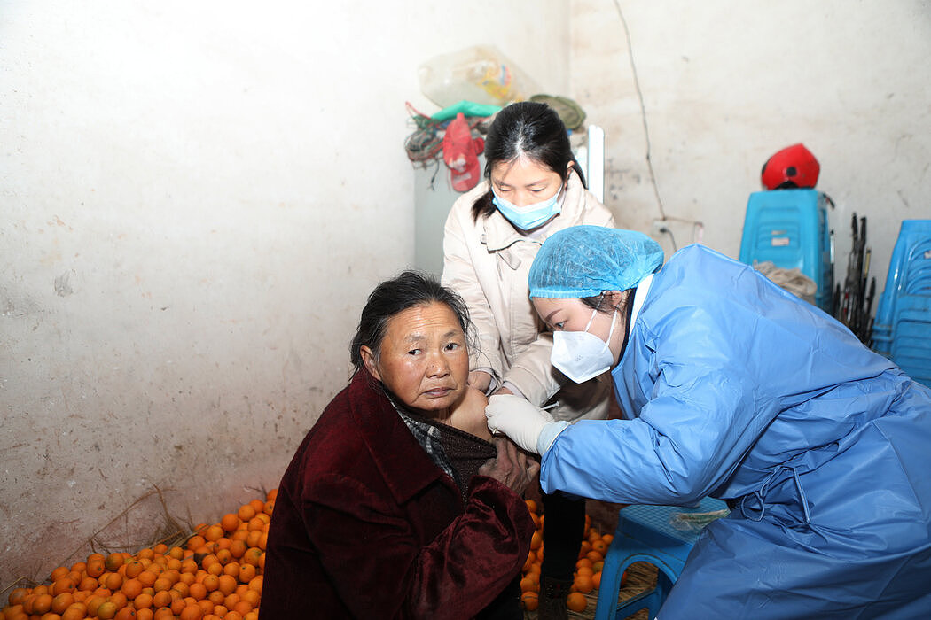 中国西南城市重庆接种新冠疫苗的民众。