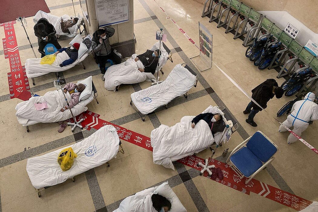 本月，重庆一家医院的新冠患者在大厅接受治疗。