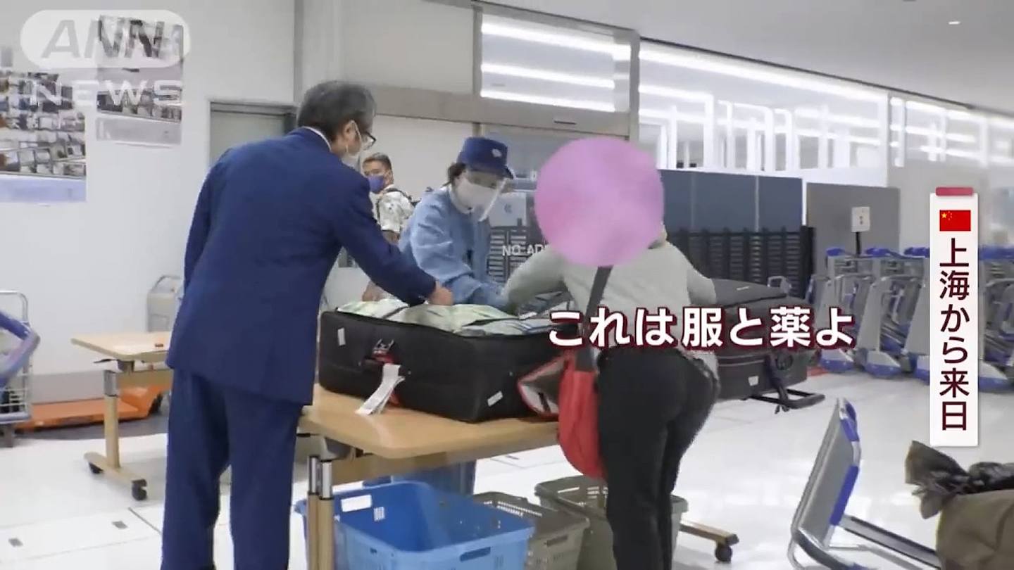 人员把行李放到检查台上并打开检查，该上海旅客仍相当「劳嘈」，多次阻挡人员触碰行李内物品。 （影片截图）