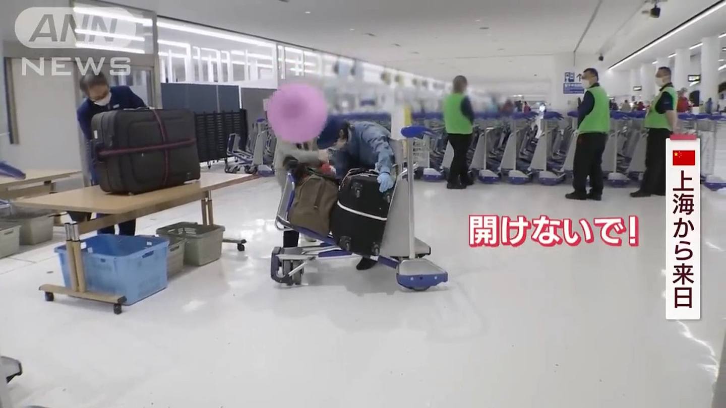当人员走近打算拿起行李，即被该上海旅客推开阻止。 （影片截图）