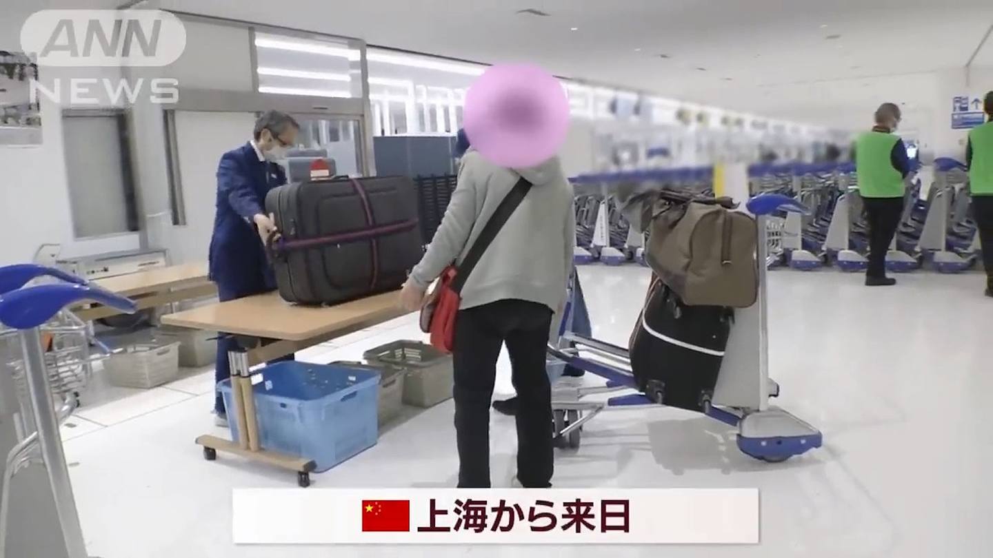 日本传媒近日公布机场检疫管制站处理的问题入境客影片，其中有来自中国上海的女性旅客与当地人员角力，（影片截图）