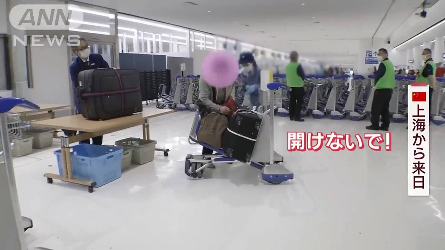当人员走近打算拿起行李，即被该上海旅客推开阻止。 （影片截图）