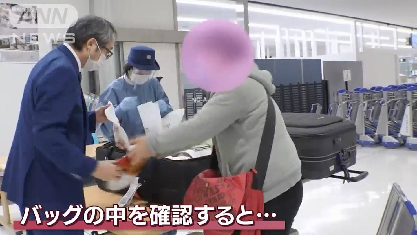 人员把行李放到检查台上并打开检查，该上海旅客仍相当「劳嘈」，多次阻挡人员触碰行李内物品。 （影片截图）