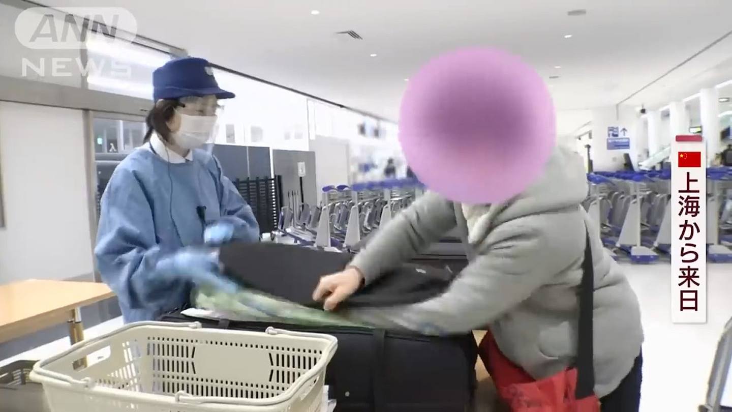 当人员发现禁止入境的猪肉类加工食品并取出，该上海旅客竟强行抢并放回行李内，又怒吼斥责人员是「强盗！」。 （影片截图）