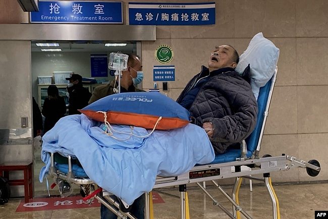 重庆医科大学附属医院急诊室内的新冠病人。（2022年12月22日）