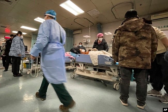 河北廊坊第四人民医院的新冠病人在接受治疗。（2022年12月22日）