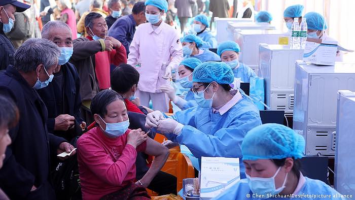 中国老年人新冠疫苗接种率在东亚各国中垫底，让这一群体成为了防疫政策放松后的最薄弱一环。 