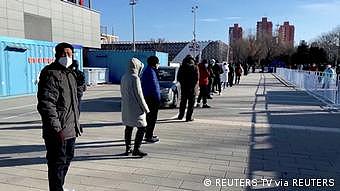 12月17日，北京市民在排队等待鼻喷式疫苗加强针接种 