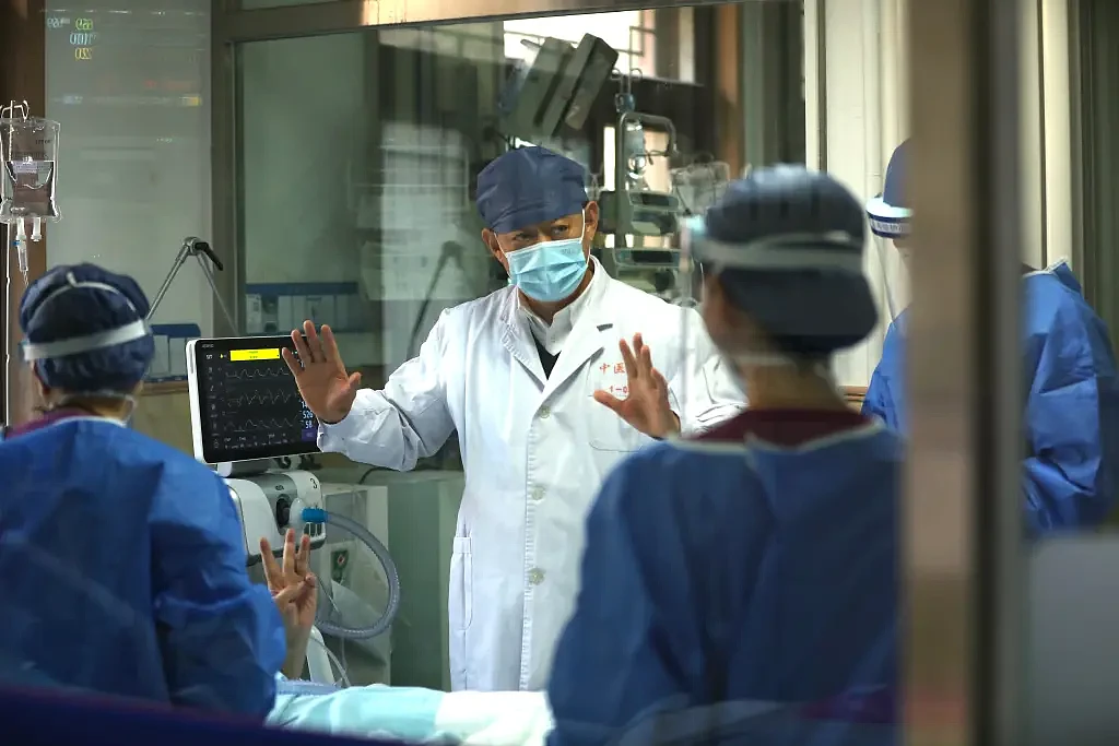 12月24日，北京中医医院党委副书记、院长刘清泉在综合重症监护室查房。曹子豪摄