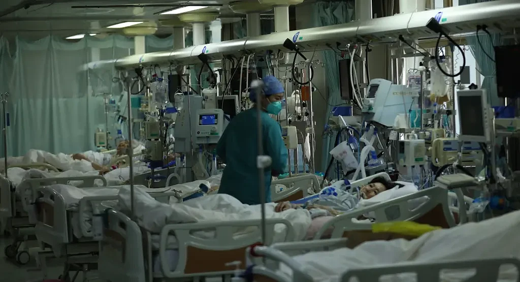 12月23日，北京大学首钢医院重症监护室。曹子豪摄