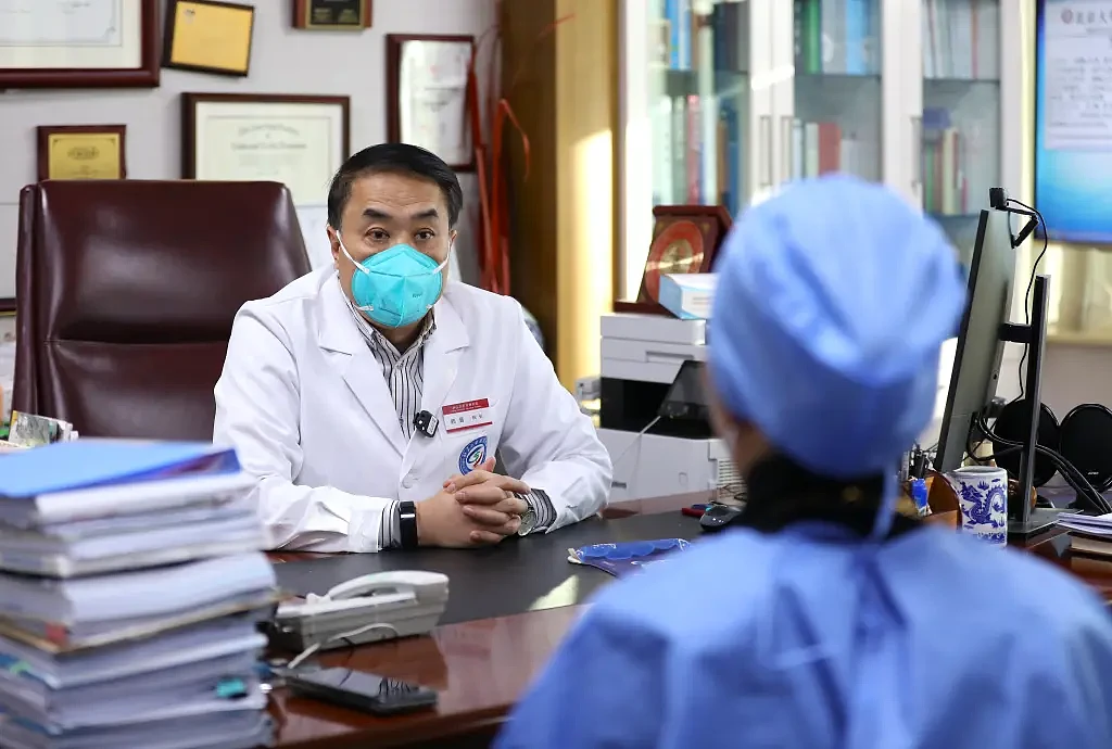 12月23日，北京大学首钢医院院长顾晋接受健康时报记者采访。曹子豪摄