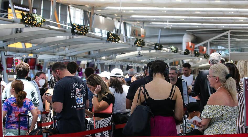 悉尼机场被“挤爆”！迎3年来最繁忙节假日，旅客排起长龙（组图） - 2