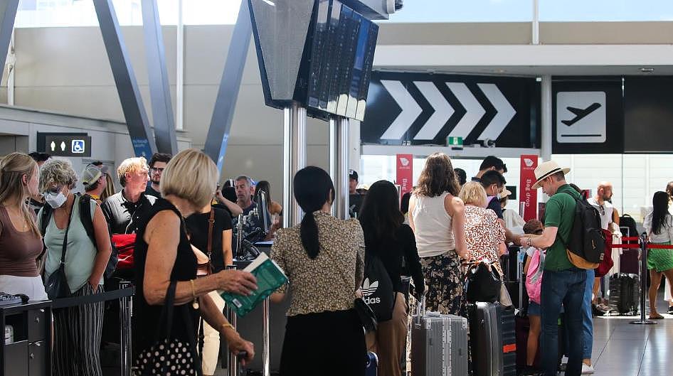 悉尼机场被“挤爆”！迎3年来最繁忙节假日，旅客排起长龙（组图） - 6