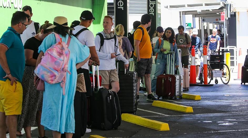悉尼机场被“挤爆”！迎3年来最繁忙节假日，旅客排起长龙（组图） - 5