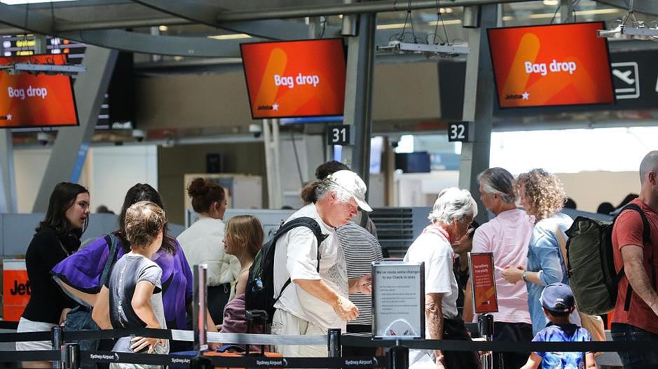 悉尼机场被“挤爆”！迎3年来最繁忙节假日，旅客排起长龙（组图） - 4