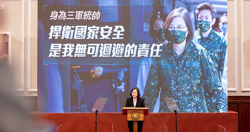 台湾的总统蔡英文主持“强化全民国防兵力结构调整方案记者会”，宣布义务役期延长为一年。(台湾的总统府提供)
