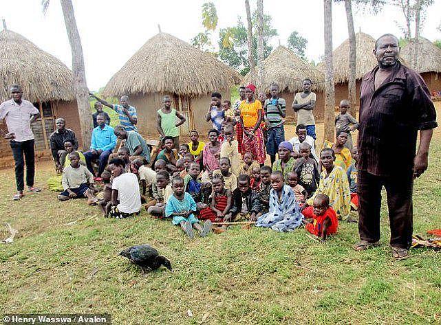 乌干达农民拥有12个妻子和102个孩子，生活成本提高，决心节育（组图） - 1