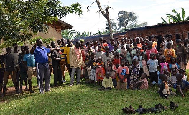 乌干达农民拥有12个妻子和102个孩子，生活成本提高，决心节育（组图） - 5