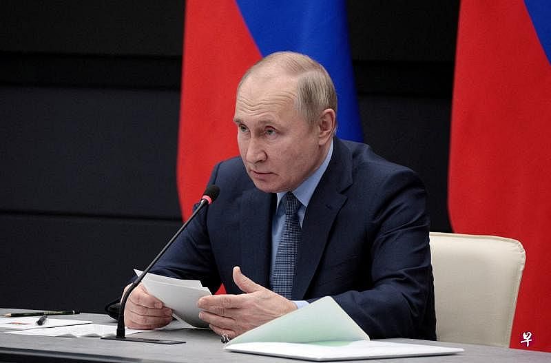 俄罗斯总统普京签署法令，禁止向对俄国石油实施限价的国家出口石油，作为对限价令的反击。（路透社）