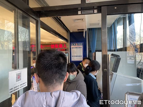 北京直击：人潮抢办护照、通行证，报复性旅游大喷发（组图） - 1