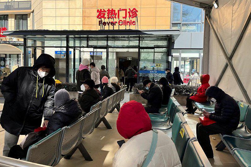 上海一处医院外，发热门诊大排长龙。 (路透)