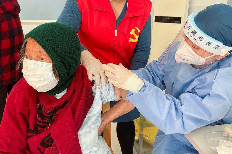 上海郊区一名老妇人正在接受疫苗接种。 (路透)