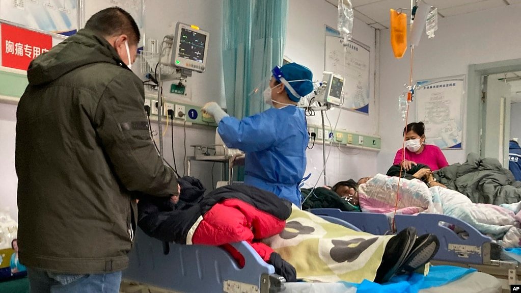 河北保定第二中心医院里医护人员正在治疗病人。（2022年12月21日）